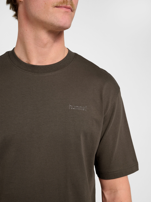 hmlKEEPER LOGO T-SHIRT S/S, MAJOR BROWN, model