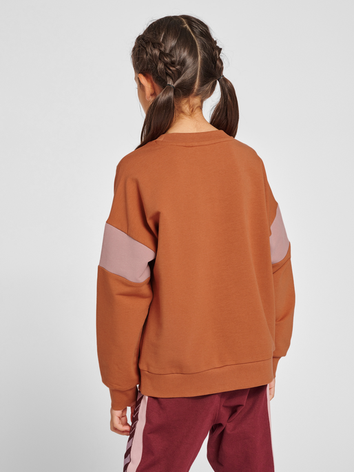 hmlBETTY SWEATSHIRT, 8004, model