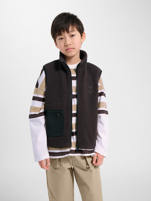 hmlJR MARTINI FLEECE ZIP VEST, CHOCOLATE TORTE, model