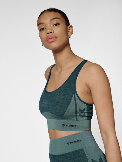 hmlCLEA SEAMLESS  SPORTS TOP, GREEN GABLES/GARDEN TOPIARY ME, model
