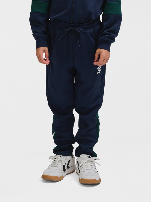 hmlORTON PANTS, BLACK IRIS, model