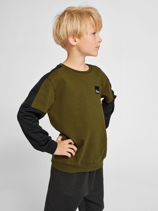 hmlEDWARD SWEATSHIRT, DARK OLIVE, model