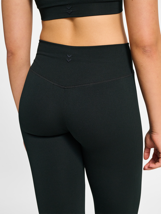 hmlHIIT SEAMLESS FLARE TIGHTS, BLACK hmlHIIT SEAMLESS FLARE TIGHTS, BLACK, model