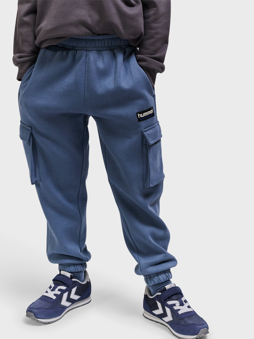 hmlALLTON CARGO PANTS, BERING SEA, model