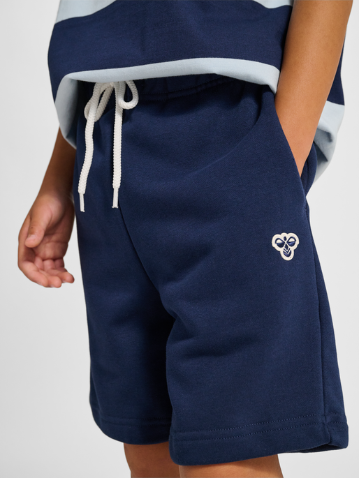 hmlJR LOOSE SWEAT SHORTS BEE, DRESS BLUES, model