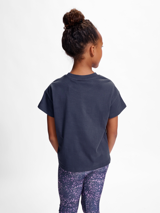 hmlLUNA T-SHIRT S/S, OMBRE BLUE, model