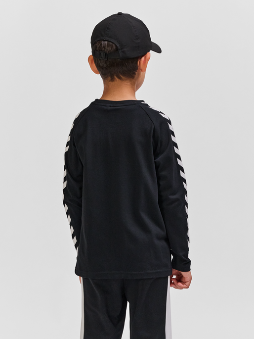 hmlREADY T-SHIRT L/S, BLACK, model