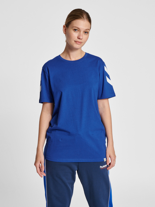 hmlLEGACY CHEVRON T-SHIRT, MAZARINE BLUE, model
