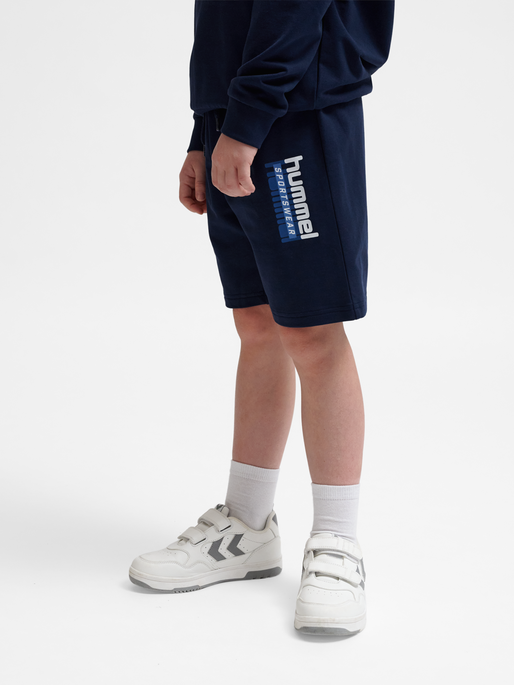hmlTUKAS SHORTS, BLACK IRIS, model