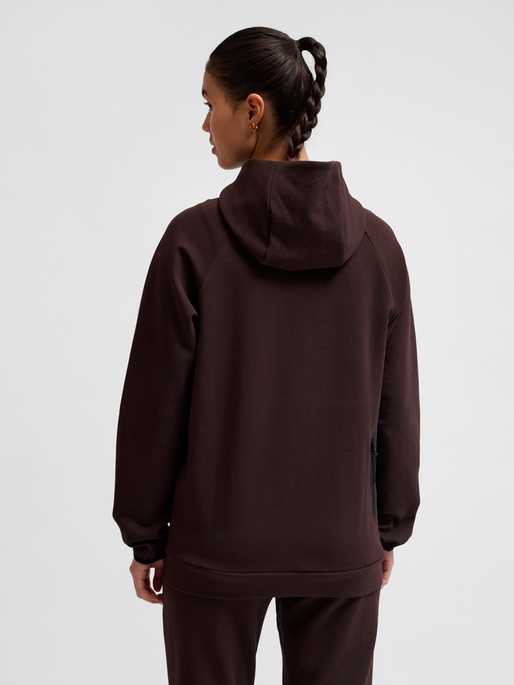hmlTECH FLEECE REGULAR ZIP HOODIE, CHOCOLATE PLUM, model
