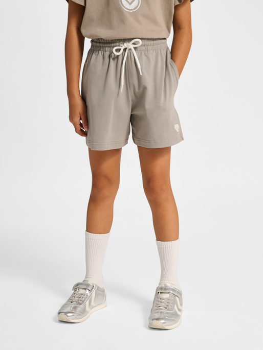 hmlJR LOOSE SOLID SHORTS, ROCK RIDGE, model