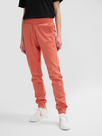 hmlLEGACY WOMAN TAPERED PANTS, APRICOT BRANDY, model