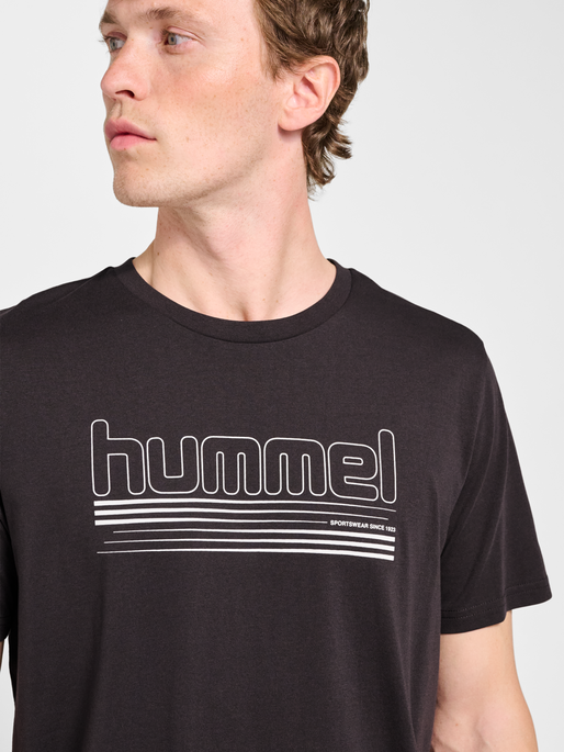 hmlPULSE GRAPHIC T-SHIRT S/S, AFTER DARK, model