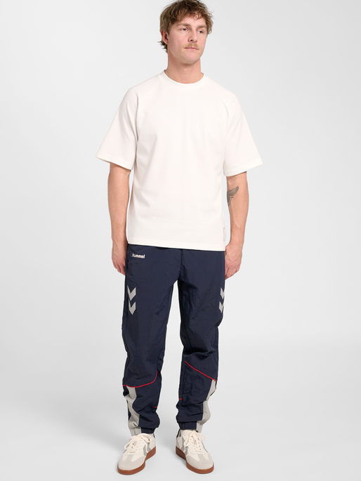 hmlWORLD 26 T-SHIRT S/S, BLANC DE BLANC, model