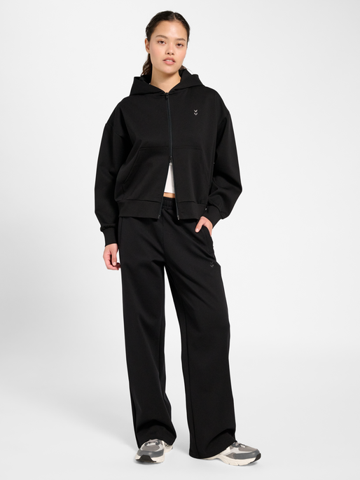 hmlDEFENDER W ZIP HOODIE, BLACK, model