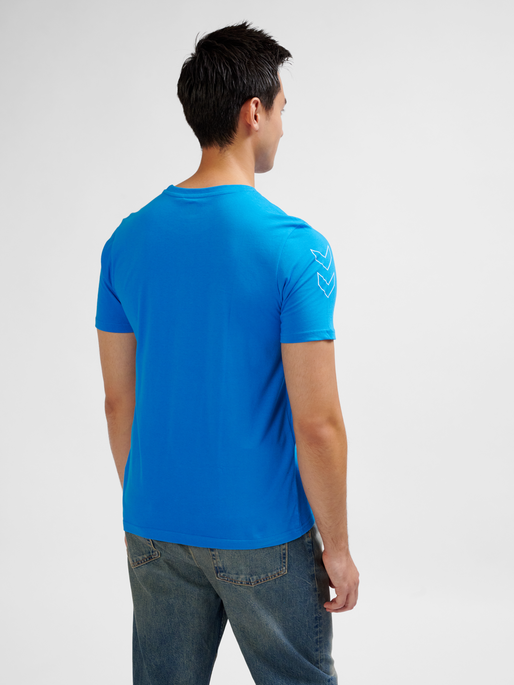 hmlELEMENTAL CHEVRON COTTON TEE, INDIGO BUNTING, model