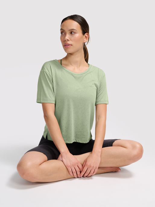 hmlMT LIGHT BURNOUT T-SHIRT, SEAGRASS, model