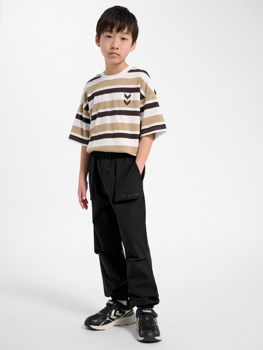 hmlJR STREET TRACKSUIT CARGO PANTS, BLACK BEAUTY, model