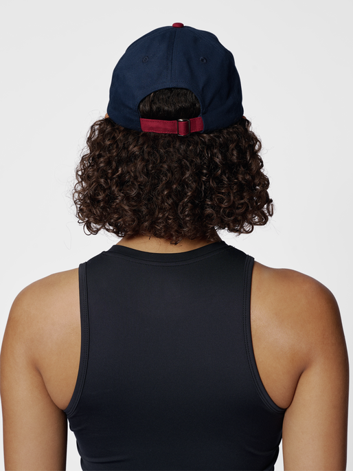 hmlBASEBALL CAP HUMMEL BEE, DRESS BLUES, model
