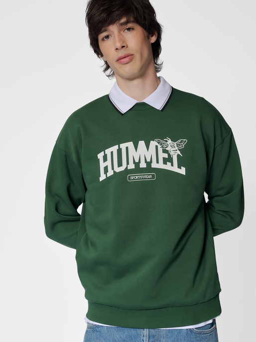 hmlLOOSE CREWNECK UNIVERSITY BEE, DARK GREEN, model