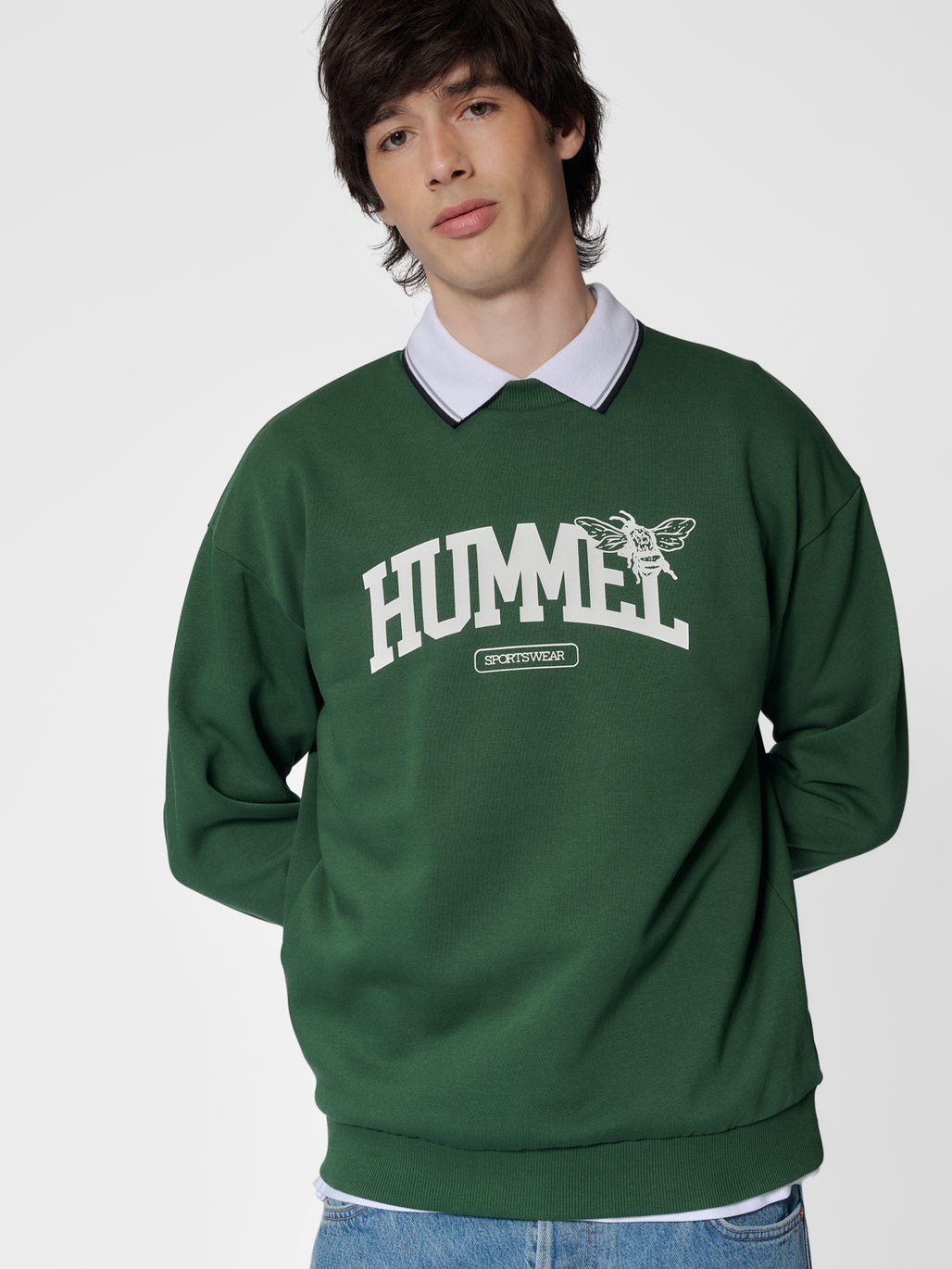 hmlLOOSE CREWNECK UNIVERSITY BEE, DARK GREEN, model