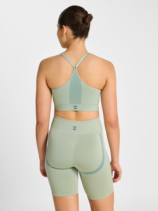 hmlHIIT SEAMLESS PADDED BRA, FROSTY GREEN, model