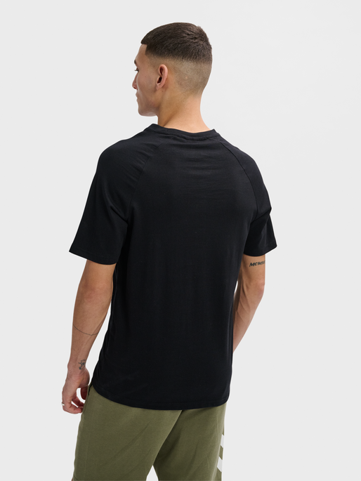 hmlLGC KAI REGULAR HEAVY T-SHIRT, BLACK, model