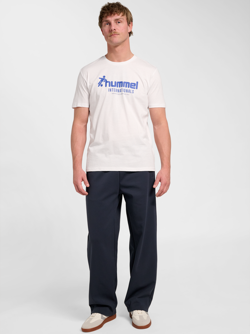 hmlPULSE GRAPHIC T-SHIRT S/S, WHITE/SURF THE WEB, model