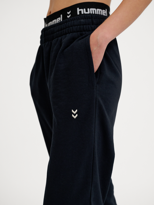 hmlPULSE W SWEAT PANTS, BLACK, model
