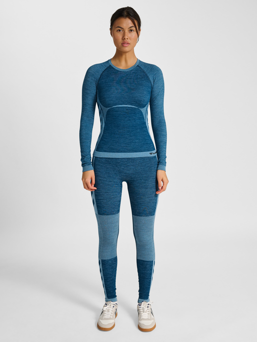 hmlCLEA SEAMLESS TIGHT T-SHIRT L/S, NAVY PEONY/FADED DENIM, model