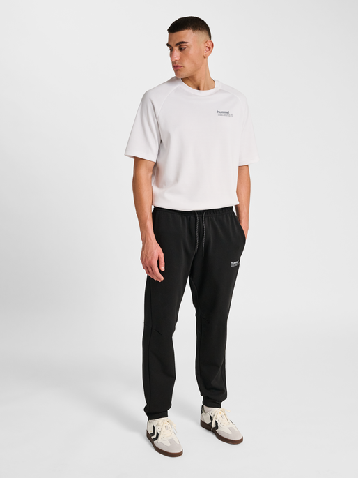 hmlTECH FLEECE REGULAR PANTS, BLACK, model