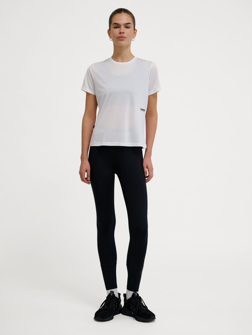 hmlPULSE WORKOUT W T-SHIRT S/S, WHITE, model