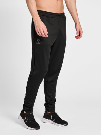 hmlQ4 POLY TRAINING PANT, BLACK, model