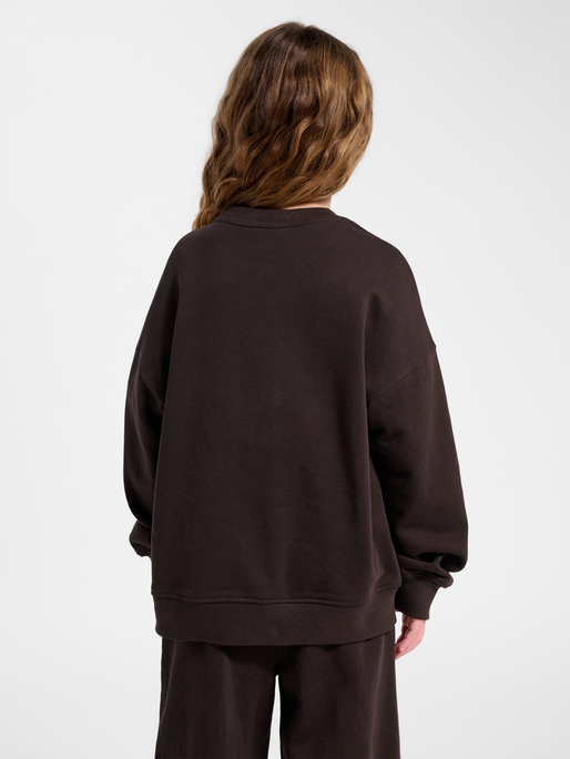 hmlJR JUMP BOXY SWEATSHIRT, CHOCOLATE TORTE, model