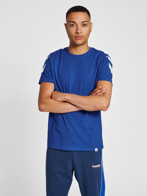 hmlLEGACY CHEVRON T-SHIRT, MAZARINE BLUE, model