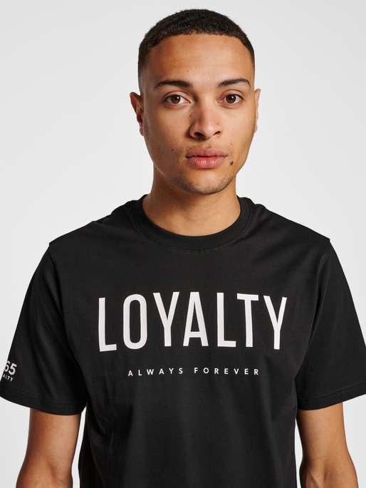 hmlLGC LOYALTY T-SHIRT, 2001, model