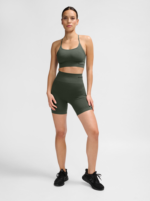 hmlTIFFY SEAMLESS SPORTS TOP, CLIMBING IVY, model