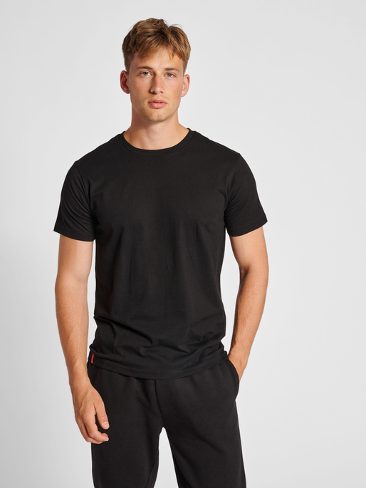 hmlRED BASIC T-SHIRT S/S, BLACK, model