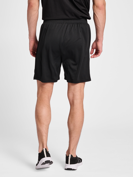 hmlQ4 POLY SHORT, BLACK, model