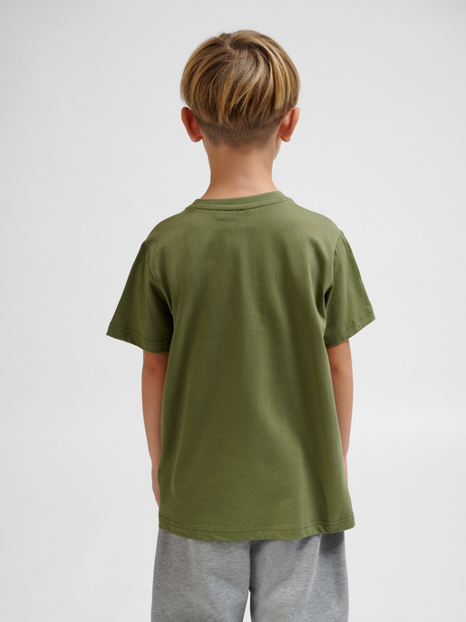 hmlTRES T-SHIRT S/S, OLIVINE, model