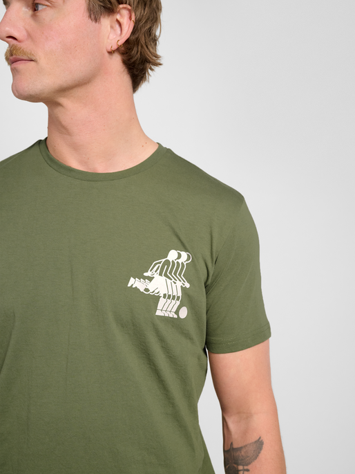 hmlPULSE GRAPHIC T-SHIRT S/S, WHITE/GREEN, model