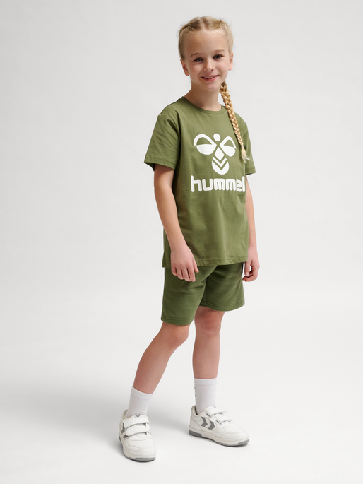 hmlTRES T-SHIRT S/S, OLIVINE, model