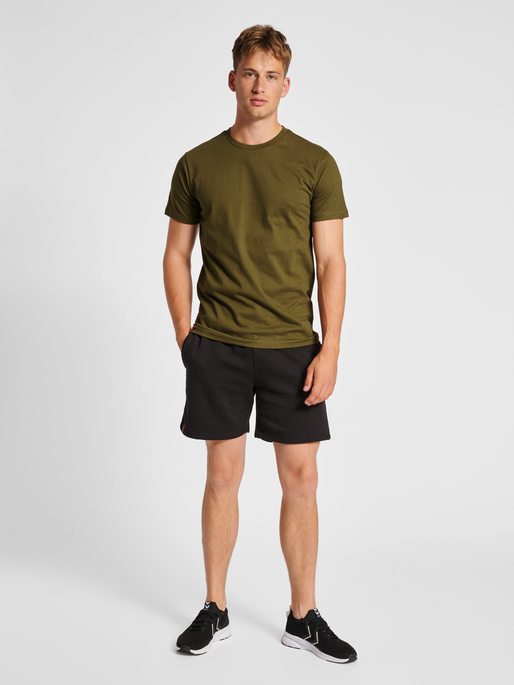 hmlRED HEAVY T-SHIRT S/S, DARK OLIVE, model