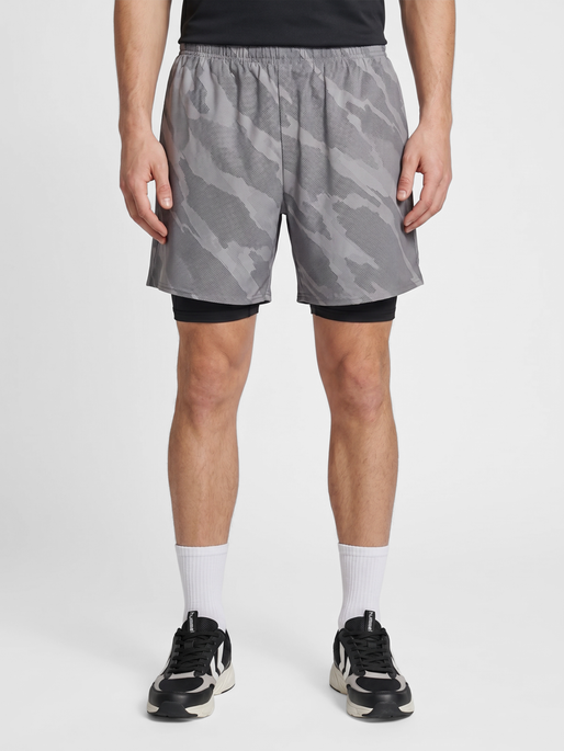 hmlHIIT INTENSITY AOP 2 IN 1 SHORTS, SHARKSKIN, model