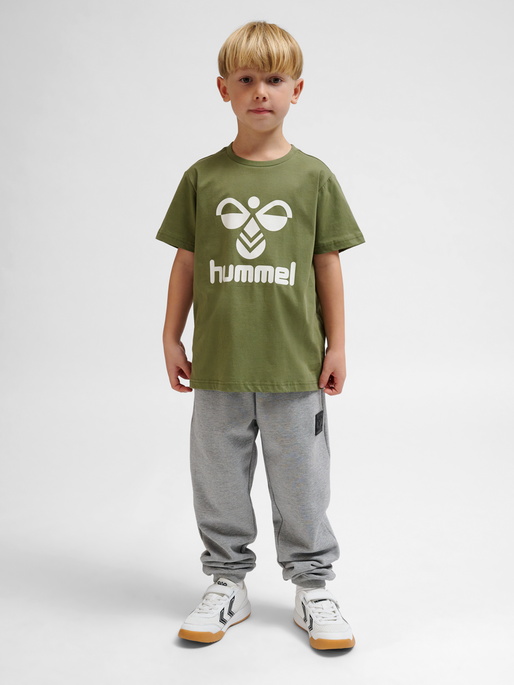 hmlTRES T-SHIRT S/S, OLIVINE, model