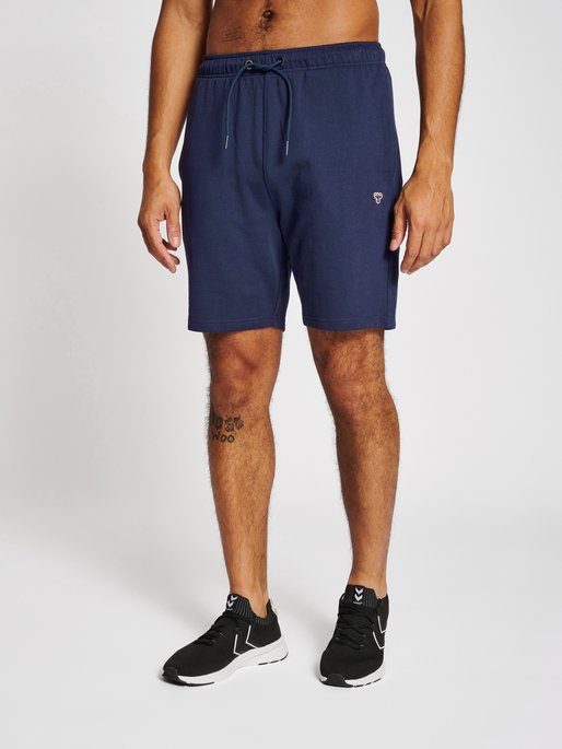 hmlIC FRED SWEATSHORTS, PEACOAT, model