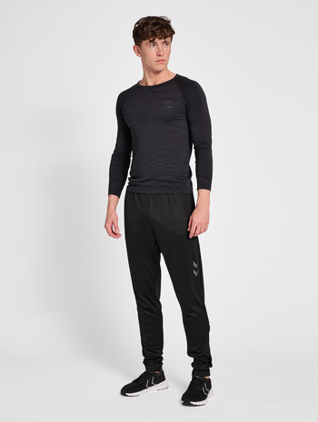 hmlQ4 POLY TRAINING PANT, BLACK, model