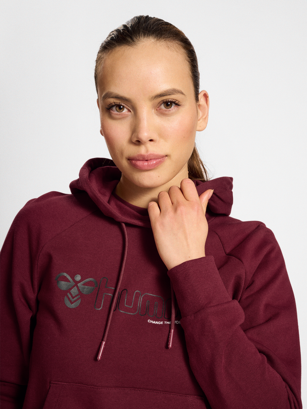 hmlNONI 2.0 HOODIE, CABERNET, model