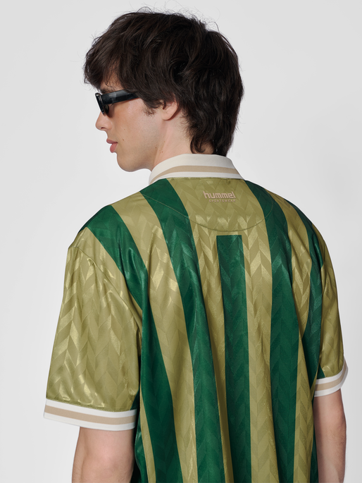 hmlOVERSIZED SOCCER JERSEY S/S, EDEN, model