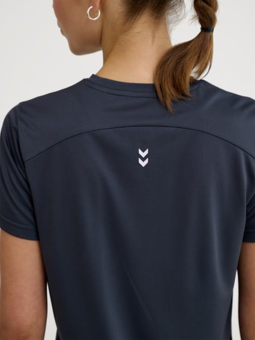 hmlPULSE WORKOUT W T-SHIRT S/S, EBONY, model